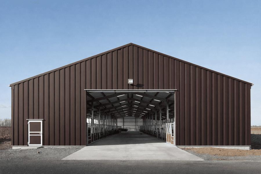 Stall mit Trapezblechverkleidung