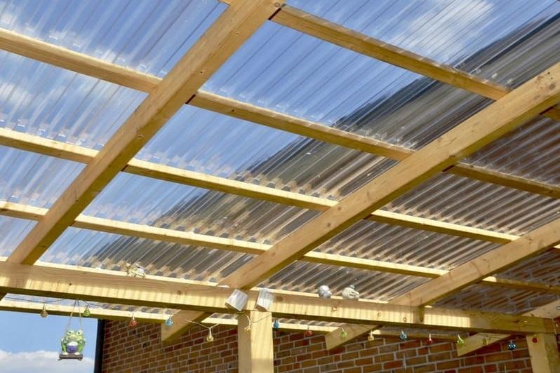 Terrassendach mit stabiler, lichtdurchlässiger Überdachung aus Polycarbonatplatten – Beispiel für den praktischen Einsatz.