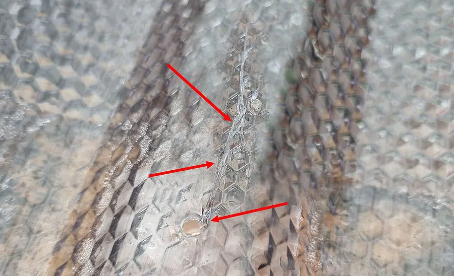 Platten aus Acryl mit einem Riss wegen nicht vorgebohrter Schraubstelle.