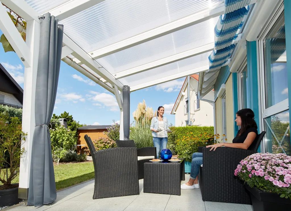 Polycarbonat Stegplatten auf einer Terrassenüberdachung mit kompletten Zubehör in der Farbe weiß - Hier in Szene gesetzt.