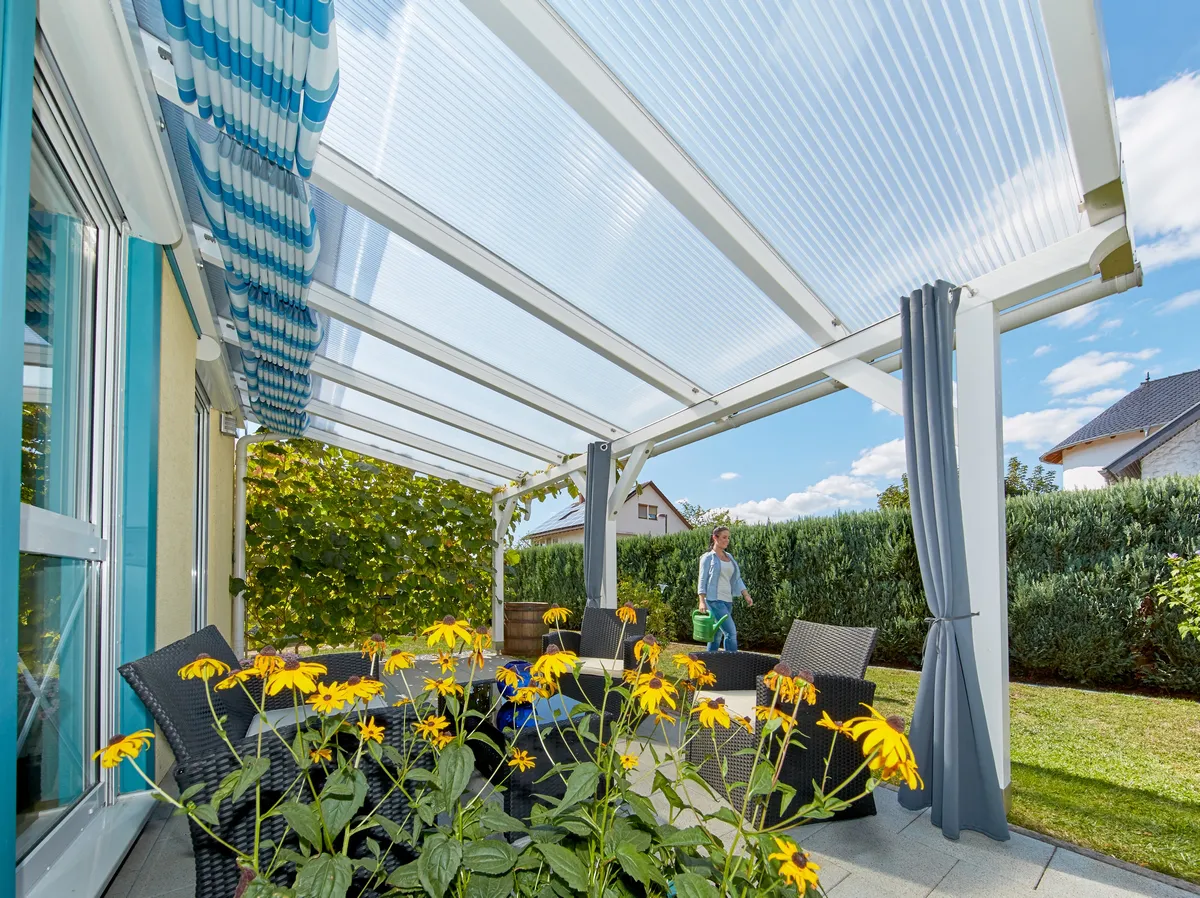 Terrassenüberdachung aus Stegplatten aus Acryl.
