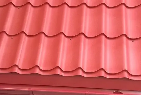 Pfannenblech Szafir - in Rot mit sichtbarer Verschraubung