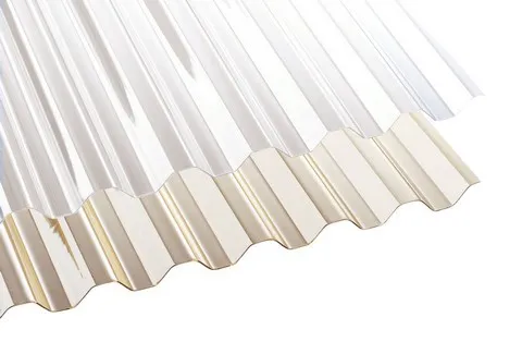 Lichtplatte aus Polycarbonat auf weißem Hintergrund. Wellplatten dieses Typs sind sehr Hagelbeständig.