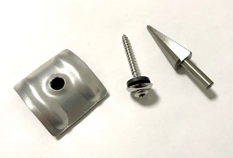 Befestigungsmaterial für Lichtplatten - hier Kalotte, Spenglerschraube und Kegelbohrer.