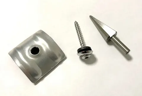 Befestigungsmaterial für Lichtplatten - hier Kalotte, Spenglerschraube und Kegelbohrer.