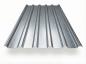 Preview: Trapezblech TP35 in Aluzink, freigestelltes Produktfoto mit gleichmäßig profilierten Trapezwellen und typisch metallisch-silberner Oberfläche mit leichter Spiegelungsstruktur, perspektivische Draufsicht auf weißem Hintergrund
