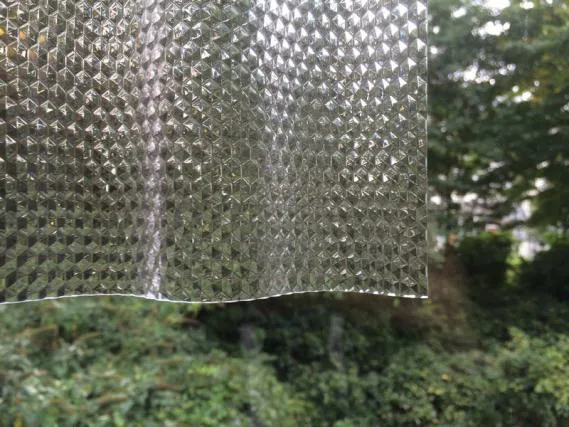 Weiteres Beispiel einer Lichtplatte aus Acryl mit Wabenstruktur in klarer Ausführung.