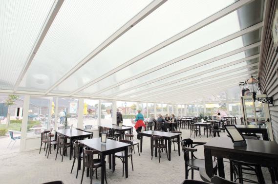 Preview: Terrassenüberdachung in einem gastronomischen Betrieb. Hier ausgeführt mit unserer Stegplatte Polycarbonat 16 mm mit Breitkammer - opal - Breite 980 mm.