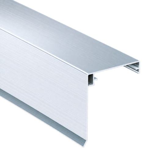 Klemmdeckel mit Wetterschenkel als Abdeckprofil für Randschienen. Gefertigt aus Aluminium. Pressblank.