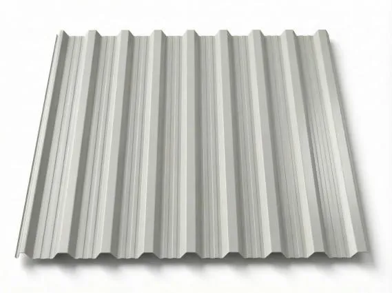 Preview: Freigestelltes Trapezblech T18DR in hellem Grauweiß, glatte Oberfläche mit klar strukturierten Trapezrippen und feinen Längsfalten, perspektivische Ansicht auf weißem Hintergrund