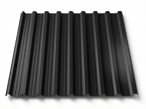 Preview: Freigestelltes Trapezblech T18DR in mattem Tiefschwarz, kontrastreiche Profiltiefe durch Licht-Schatten-Spiel auf den Trapezrippen, perspektivische Ansicht auf weißem Hintergrund