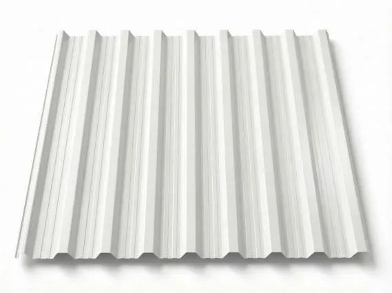 Preview: Freigestelltes Trapezblech T18DR in strahlendem Reinweiß, glatte Oberfläche mit klar strukturierten breiten Trapezprofilen, perspektivische Produktansicht auf weißem Hintergrund
