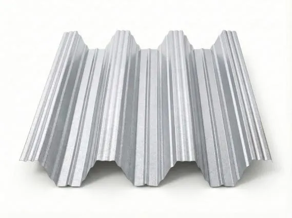 Freigestelltes Produktfoto eines Trapezbleches TP104 in Aluzink mit vier Hochsicken, charakteristischer silbrig-metallischer Oberfläche mit feiner Struktur und natürlichem Zinkglanz auf weißem Hintergrund.