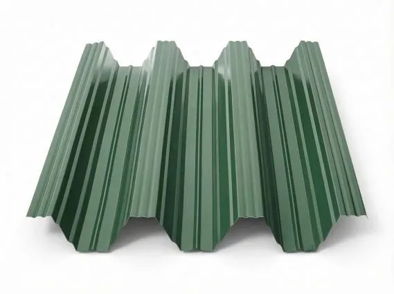 Preview: Freigestelltes Produktfoto eines Trapezbleches TP104 in Moosgrün (RAL 6005) mit vier ausgeprägten Hochsicken und sattem, natürlichem Grünton auf weißem Hintergrund.