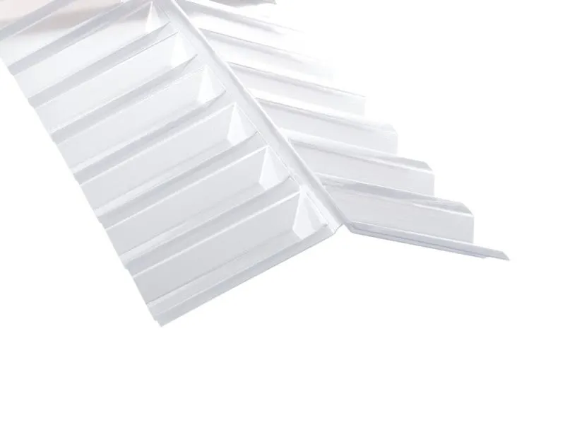 Firstabdeckung aus Polycarbonat im Spundwandprofil 76/18 (Trapez) für Polycarbonat-Lichtplatten. Hier in klar / farblos.
